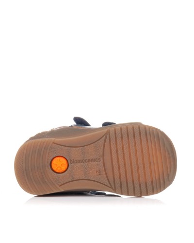 Botita de piel de Biomecanics para que tu pequena luzca un estilo desenfadado y muy confortable Este calzado para bebe esta fa