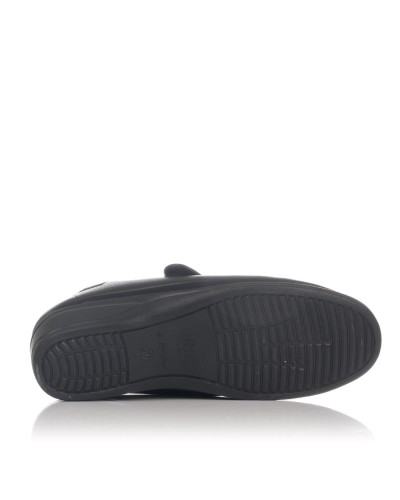 Zapatillas de calle fabricadas en piso de caucho con napa guante muy flexible y un diseno de velcro que permite calzar a los pi